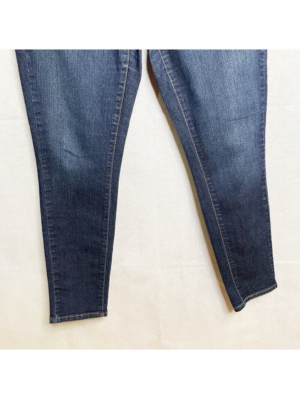 Signature by Levi Strauss Gold Label Totally Shaping Skinny Jeans Dark Wash - Picture 7 of 7